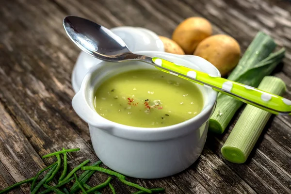 Sopa de alho-porro cremoso caseiro na tigela — Fotografia de Stock