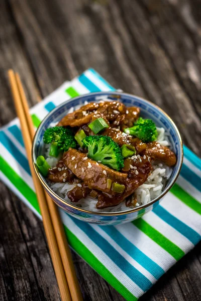 Rindfleisch in Sauce mit Brokkoli und Reis auf Schüssel — Stockfoto