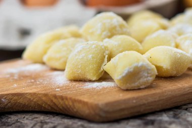 Pişmemiş ev yapımı gnocchi kesme tahtası üzerinde