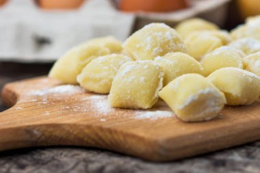 Pişmemiş ev yapımı gnocchi kesme tahtası üzerinde