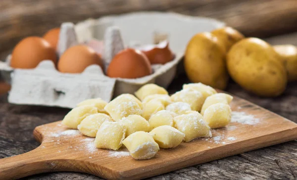 Gnocchi maison non cuit sur planche à découper — Photo