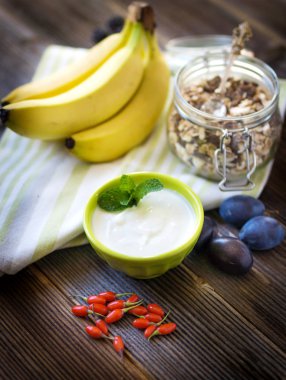 muz gorp kavanoza ve kabın içinde Mısır gevreği ile 