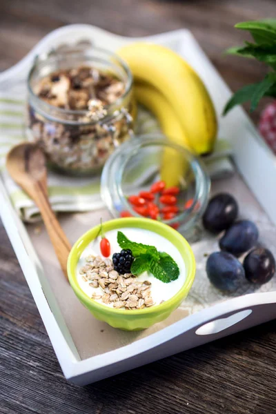 Bananen mit Gorp im Glas und Müsli in der Schüssel — Stockfoto