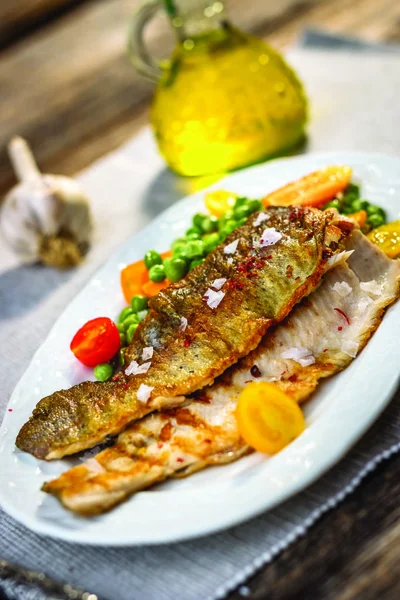 Sebzeli ızgara balık filetosu — Stok fotoğraf