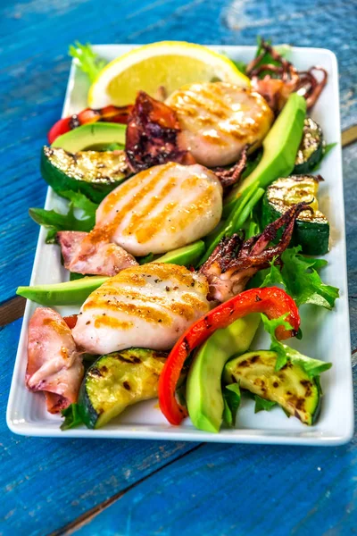 Calamares a la parrilla con verduras —  Fotos de Stock