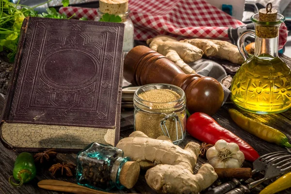 Старая книга поваров с ингредиентами — стоковое фото