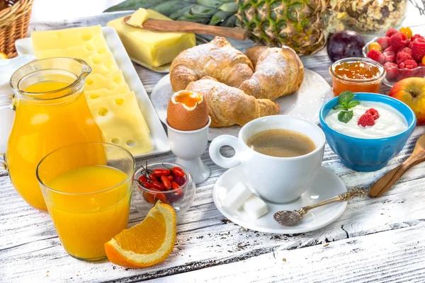 Frukost med kaffe och bageri — Stockfoto