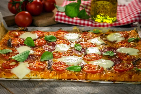 Pizza italiana caseira — Fotografia de Stock