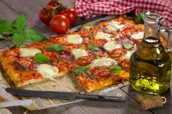 Hausgemachte italienische Pizza — Stockfoto