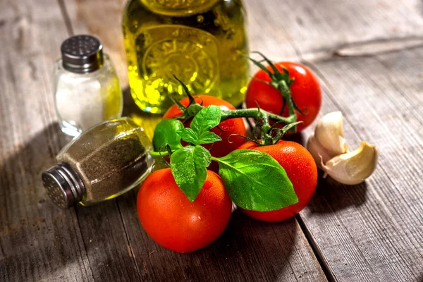 Оливкова олія та помідори — стокове фото