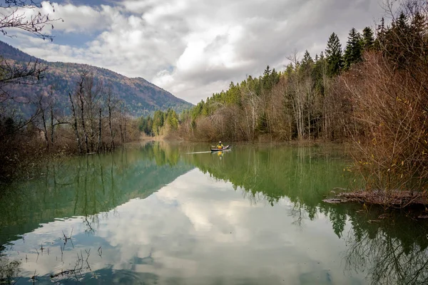 Kayaker no rio Ribnica — Fotografia de Stock