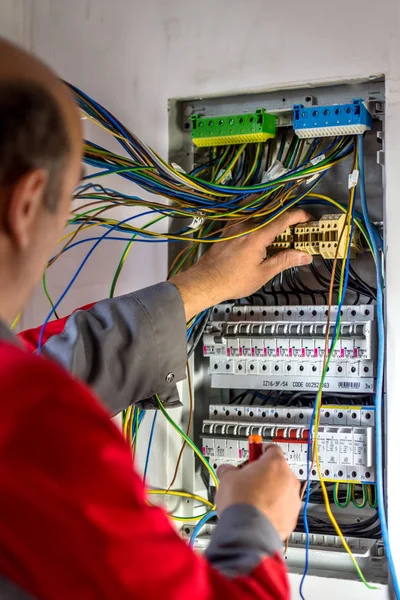 Electrician fixing electric panel — Stock Photo, Image