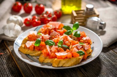 domates Bruschetta taşlarla