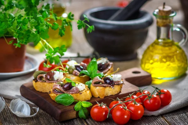 Piezas de bruschetta con anchoas — Foto de Stock