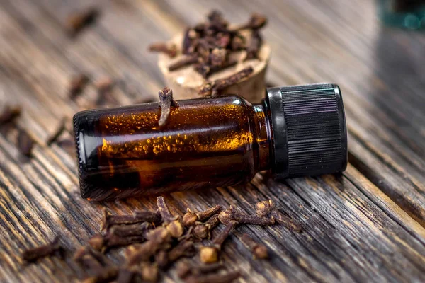 Kryddnejlika olja och kryddnejlika blomknoppar — Stockfoto