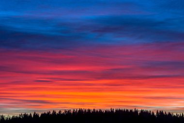 Tepeler üzerinde güzel gün batımı 