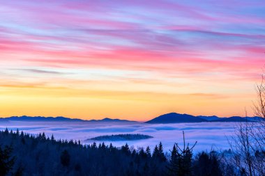 Tepeler üzerinde güzel gün batımı 