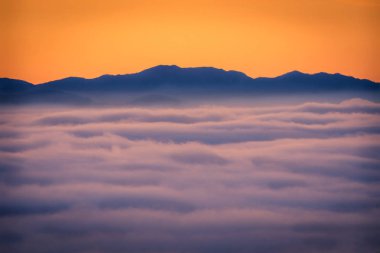 güzel bir bulutlu gün batımı 