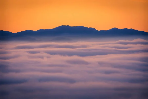 Prachtige bewolkt zonsondergang — Stockfoto