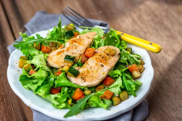 Salade van kip met groenten — Stockfoto