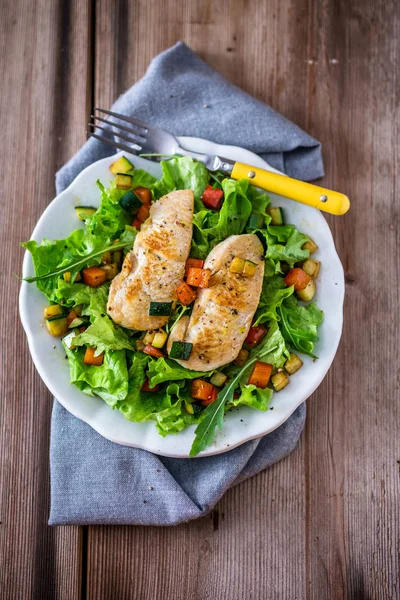 Salada de frango com legumes — Fotografia de Stock