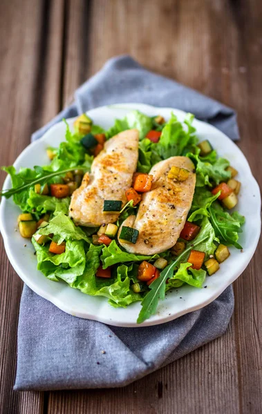 Salada de frango com legumes — Fotografia de Stock