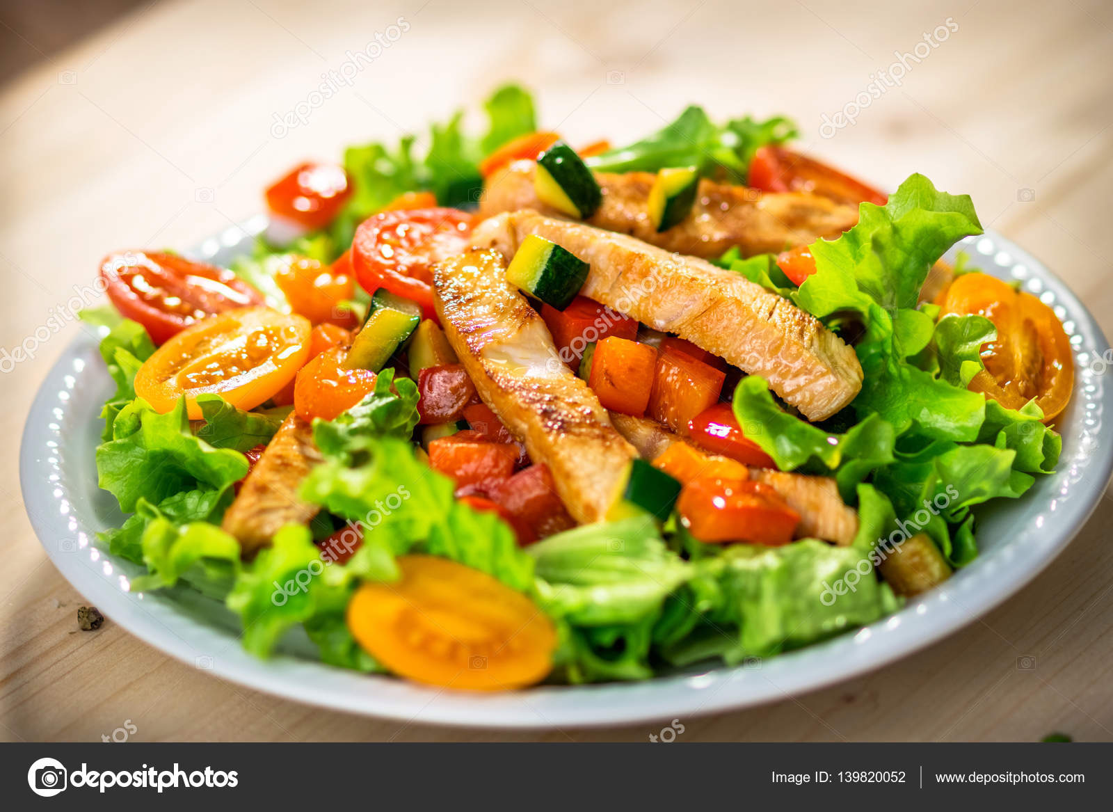 Hühnersalat mit Gemüse — Stockfoto © fotovincek #139820052