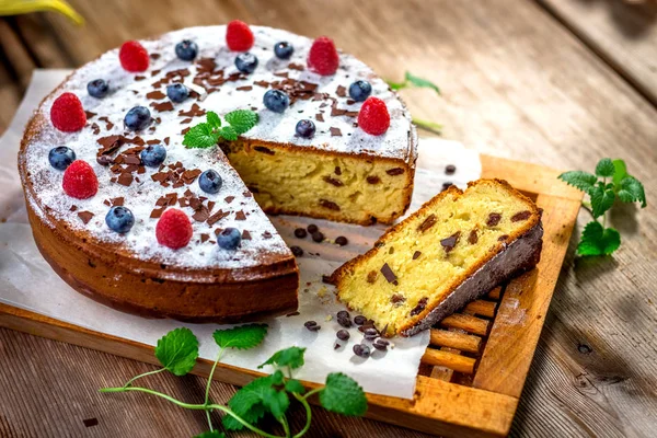 Домашний торт с изюмом — стоковое фото