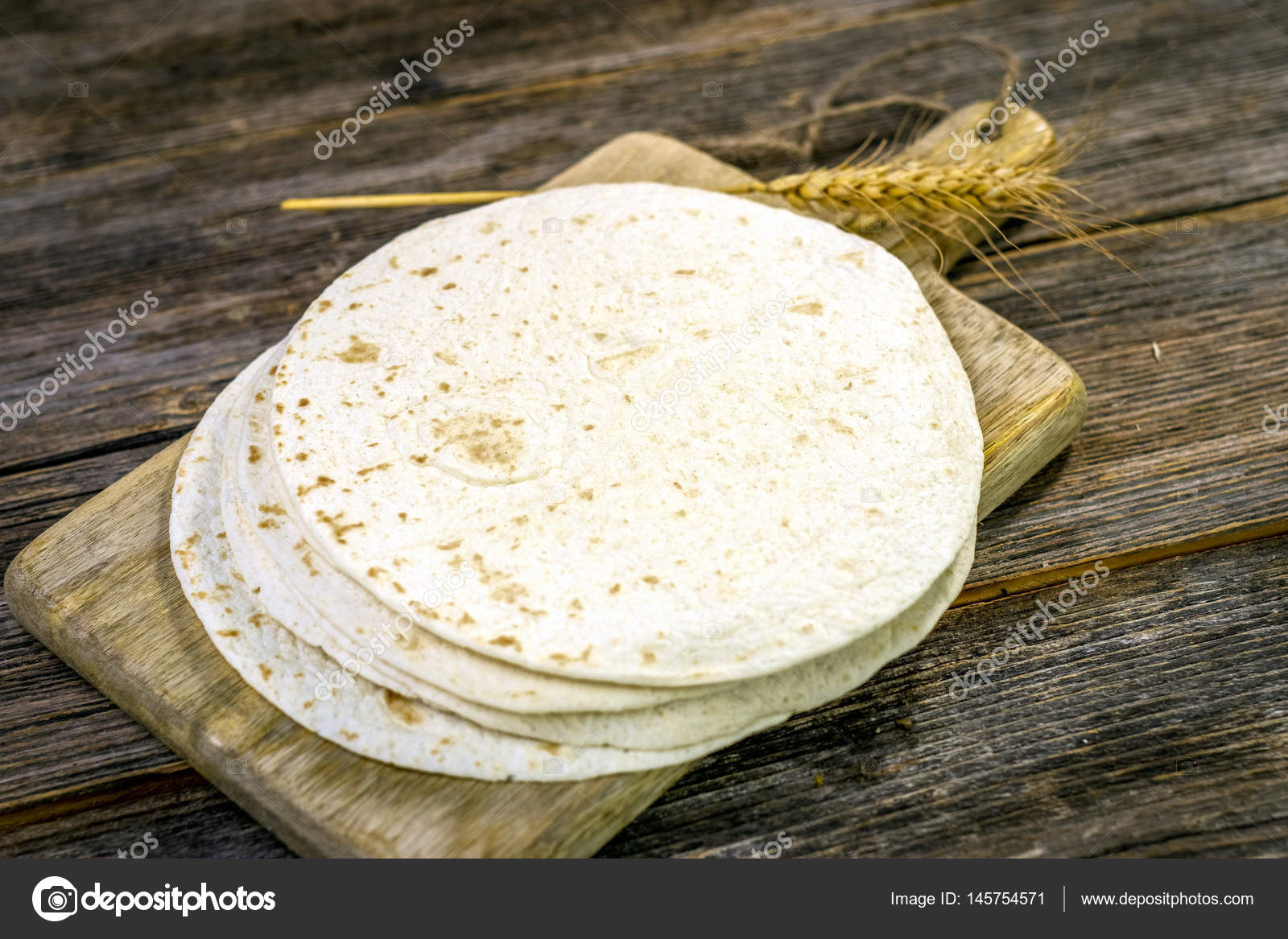 Tortillas caseras a bordo fotografía de stock © fotovincek 145754571