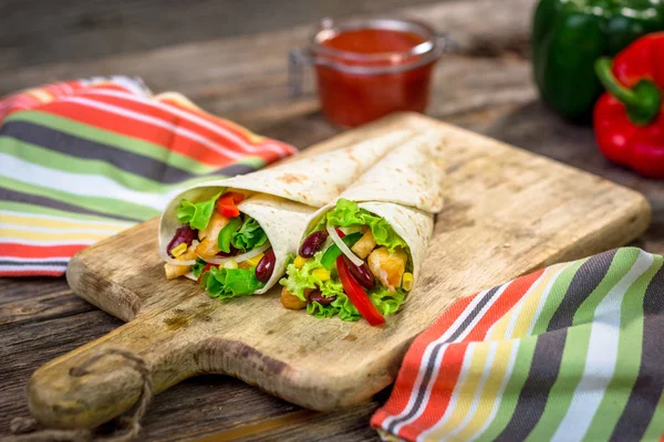 Carne y verduras en una tortilla — Foto de Stock