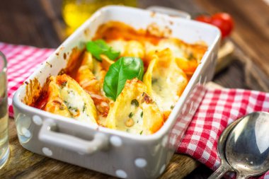 Doldurulmuş makarna kabukları güveç