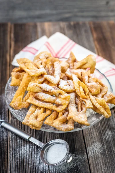 Flancat- knuspriges frittiertes Gebäck bestäubt — Stockfoto