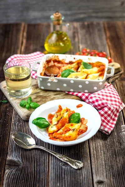 Cazuela de cáscaras de pasta rellenas —  Fotos de Stock