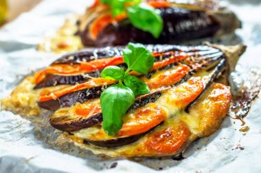 patlıcan, domates ve mozzarella ile çanak