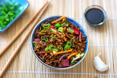 Sebzeli kızarmış pirinç 