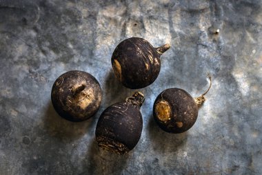 Rustik arka plan üzerinde siyah turp