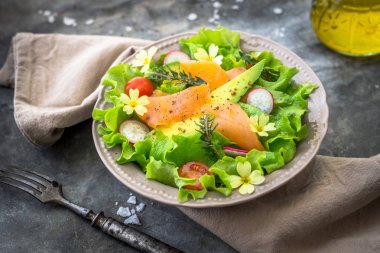 avokado ve somon salata