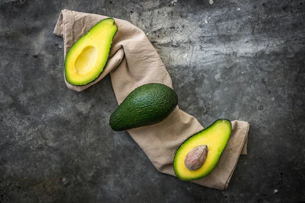 Verse biologische avocado — Stockfoto