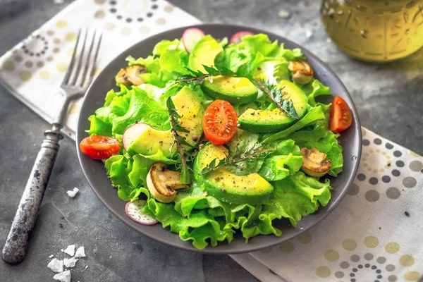 Zöld salátával, avokádóval — Stock Fotó