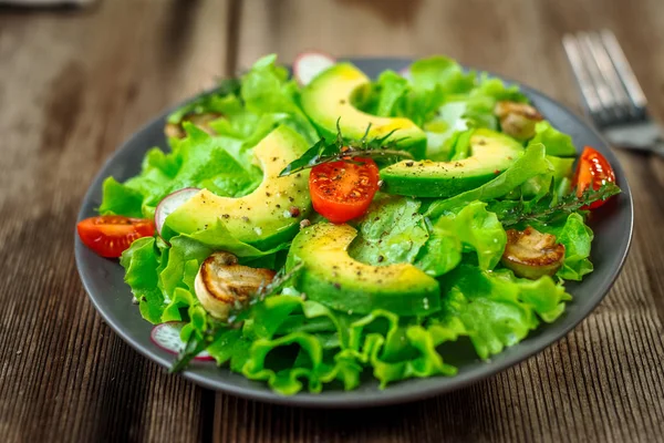 Zöld salátával, avokádóval — Stock Fotó