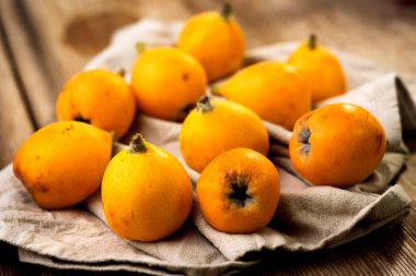 Ahşap arka plan üzerinde Çince armut