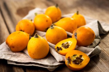 Ahşap arka plan üzerinde Çince armut