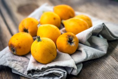 Ahşap arka plan üzerinde Çince armut