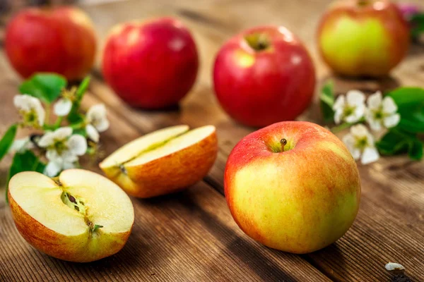 Pommes biologiques crues — Photo