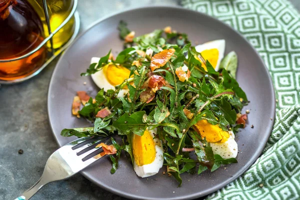 Ensalada con huevos y tocino —  Fotos de Stock