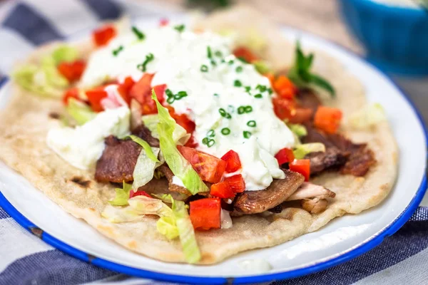 Gyros a zöldségek, a hús és a tzatziki szósz — Stock Fotó