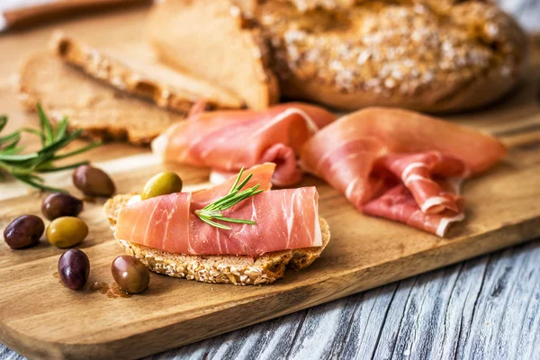 Taze prosciutto zeytinli — Stok fotoğraf