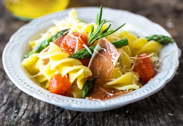 Pasta con espárragos, tomates y jamón —  Fotos de Stock