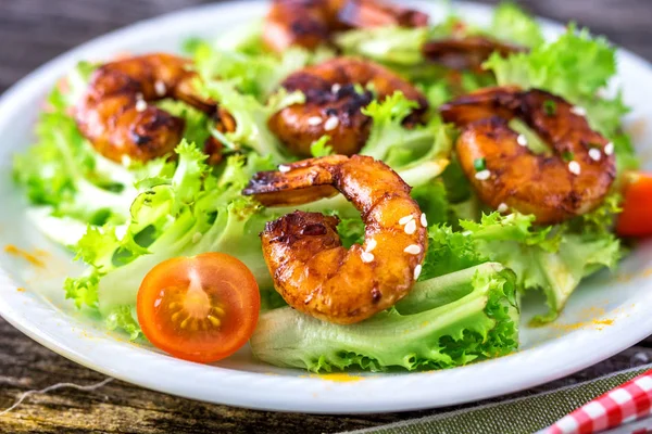 Salat mit gegrillten Garnelen — Stockfoto