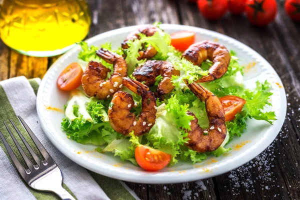 Salad with grilled prawns — Stock Photo, Image